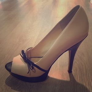 Gorgeous Enzo Angiolini beige/black patent pumps